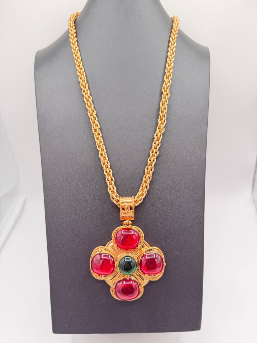 CHANEL Vintage Rare Gripoix 97A Necklace with Red and Green Cabochons - Picture 9 of 13